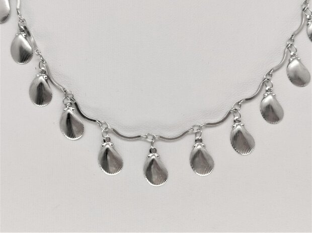 Halsketting RVS met waaiervormige schelpjes bedels