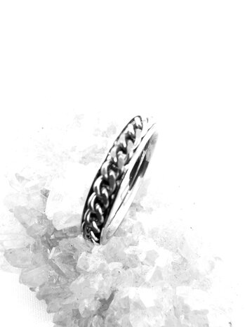 Stoer smalle edelstaal ringen, los schakel ketting in midden die je mee kan draaien.