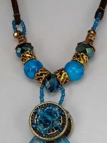 Bruine leren ketting: kralen en muranohanger: druppelvorm in zilver, lila & blauw