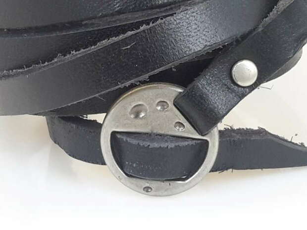 Die 5-K&ouml;pfe-Armbinde ist schwarz und wei&szlig;, gesp