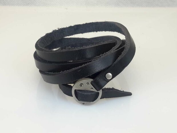 Die 5-K&ouml;pfe-Armbinde ist schwarz und wei&szlig;, gesp