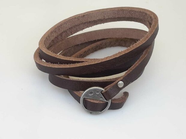 Die 5-K&ouml;pfe-Armbinde ist schwarz und wei&szlig;, gesp