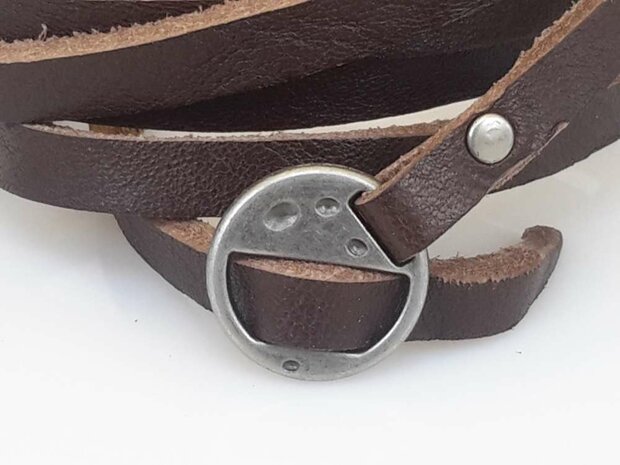 Die 5-K&ouml;pfe-Armbinde ist schwarz und wei&szlig;, gesp