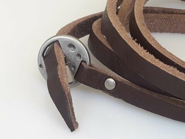 Die 5-K&ouml;pfe-Armbinde ist schwarz und wei&szlig;, gesp