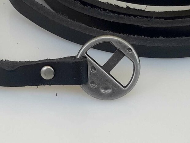 Die 5-K&ouml;pfe-Armbinde ist schwarz und wei&szlig;, gesp