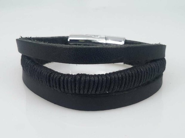 Schwarzes Lederarmband, L&auml;nge 15 cm, mit 3 Seilb&auml;ndern und Magnetverschluss.