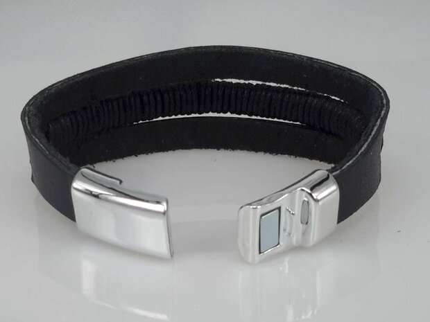 Schwarzes Lederarmband, L&auml;nge 15 cm, mit 3 Seilb&auml;ndern und Magnetverschluss.