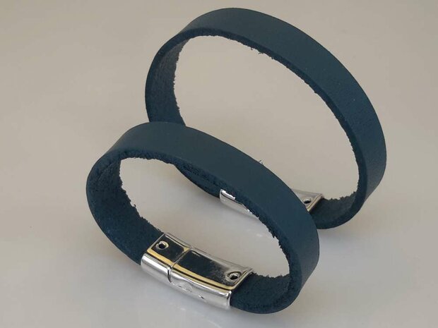 Glattes, L15,5cm Kinderarmband aus Leder, blau, schmal, mit Magnetverschluss