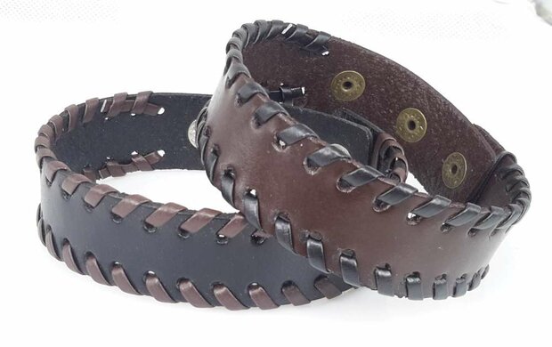 Armband aus Glattleder &ndash; Schwarz oder Braun, mit Flechtdetail, verstellbare Gr&ouml;&szlig;e.
