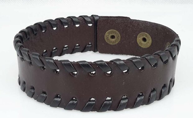 Armband aus Glattleder &ndash; Schwarz oder Braun, mit Flechtdetail, verstellbare Gr&ouml;&szlig;e.