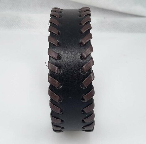 Armband aus Glattleder &ndash; Schwarz oder Braun, mit Flechtdetail, verstellbare Gr&ouml;&szlig;e.