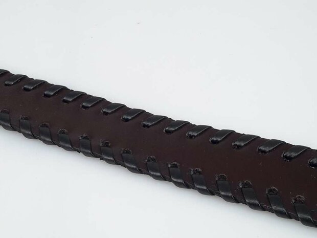 Armband aus Glattleder &ndash; Schwarz oder Braun, mit Flechtdetail, verstellbare Gr&ouml;&szlig;e.