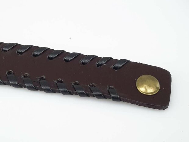 Armband aus Glattleder &ndash; Schwarz oder Braun, mit Flechtdetail, verstellbare Gr&ouml;&szlig;e.