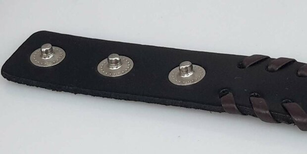 Armband aus Glattleder &ndash; Schwarz oder Braun, mit Flechtdetail, verstellbare Gr&ouml;&szlig;e.