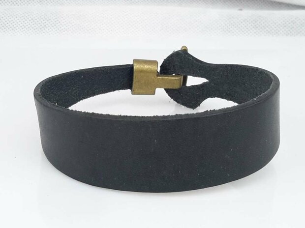 Glattes Lederarmband &ndash; leicht gebogen mit Hakenverschluss, schwarz oder braun, 3er-Pack