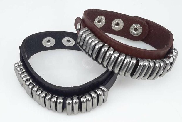 Glattlederarmband &ndash; Ringe & Druckknopfverschluss, Schwarz oder Braun