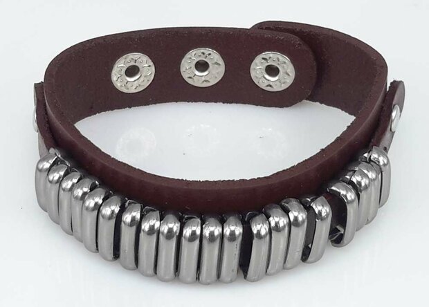 Glattlederarmband &ndash; Ringe & Druckknopfverschluss, Schwarz oder Braun