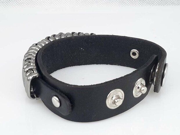 Glattlederarmband &ndash; Ringe & Druckknopfverschluss, Schwarz oder Braun