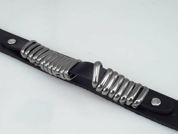 Glattlederarmband &ndash; Ringe & Druckknopfverschluss, Schwarz oder Braun