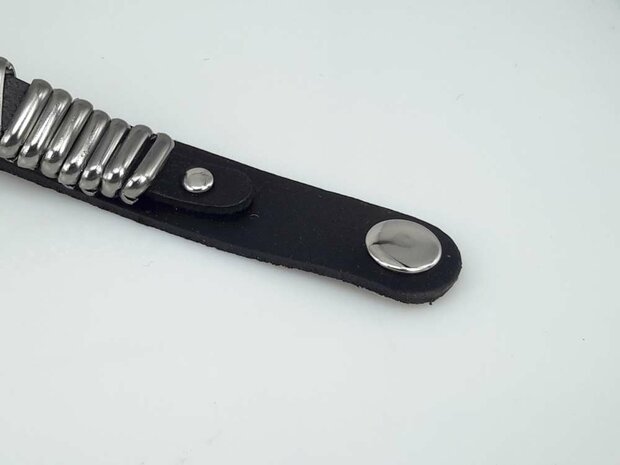 Glattlederarmband &ndash; Ringe & Druckknopfverschluss, Schwarz oder Braun