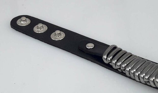 Glattlederarmband &ndash; Ringe & Druckknopfverschluss, Schwarz oder Braun