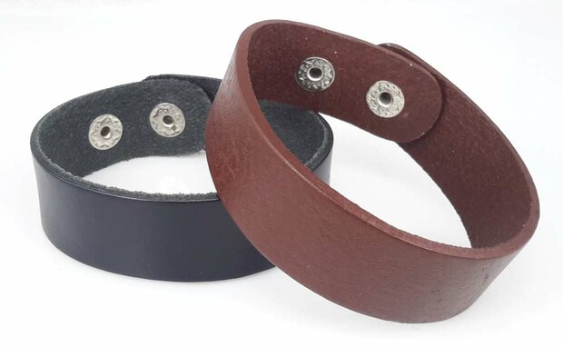 Breites Lederarmband, glatt, schwarz oder braun mit Druckknopf.