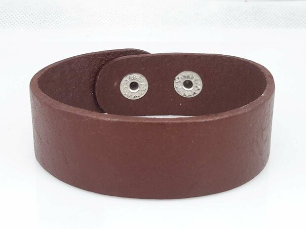 Breites Lederarmband, glatt, schwarz oder braun mit Druckknopf.
