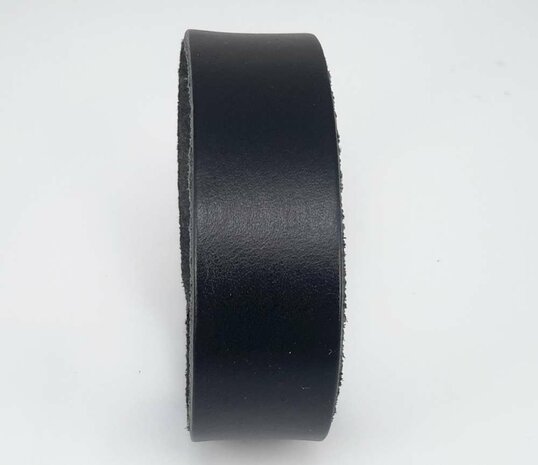 Breites Lederarmband, glatt, schwarz oder braun mit Druckknopf.