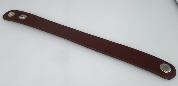 Breites Lederarmband, glatt, schwarz oder braun mit Druckknopf.
