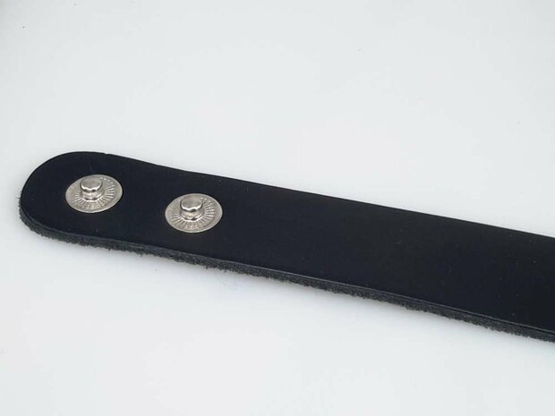 Breites Lederarmband, glatt, schwarz oder braun mit Druckknopf.