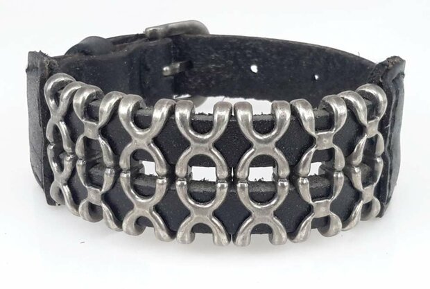 Schwarzes Lederarmband &ndash; Doppelte X-Reihe mit Schnallenverschluss.