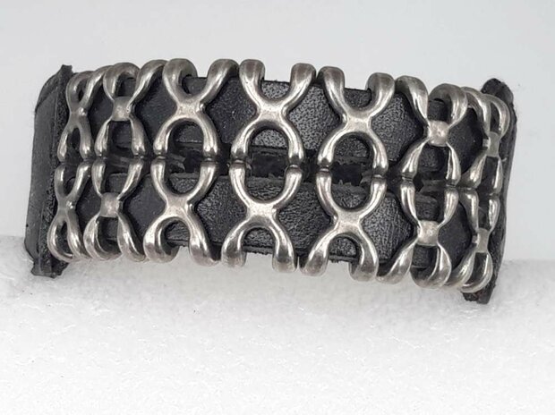 Schwarzes Lederarmband &ndash; Doppelte X-Reihe mit Schnallenverschluss.
