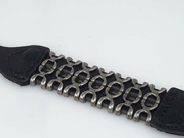 Schwarzes Lederarmband &ndash; Doppelte X-Reihe mit Schnallenverschluss.