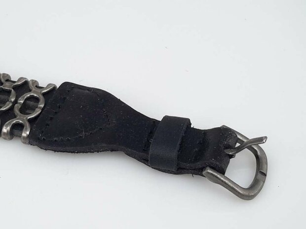 Schwarzes Lederarmband &ndash; Doppelte X-Reihe mit Schnallenverschluss.