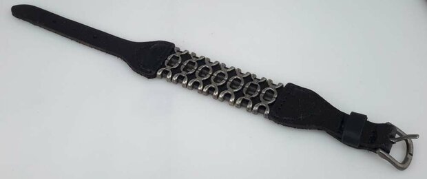 Schwarzes Lederarmband &ndash; Doppelte X-Reihe mit Schnallenverschluss.