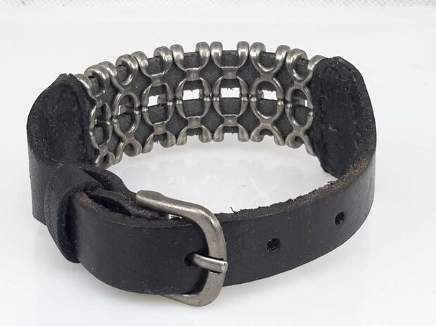 Schwarzes Lederarmband &ndash; Doppelte X-Reihe mit Schnallenverschluss.
