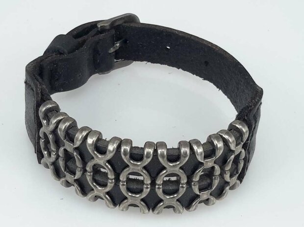 Schwarzes Lederarmband &ndash; Doppelte X-Reihe mit Schnallenverschluss.