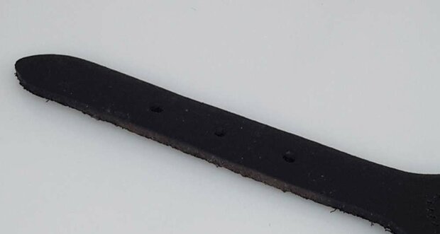 Schwarzes Lederarmband &ndash; Doppelte X-Reihe mit Schnallenverschluss.