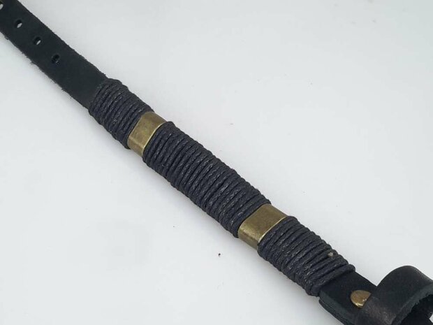 Schmale Lederarmband &ndash; Glatt mit Kordel, Schwarz oder Braun