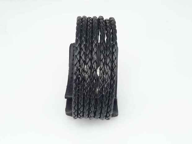 Armband aus PU-Leder &ndash; 7 geflochtene B&auml;nder mit Druckknopfverschluss