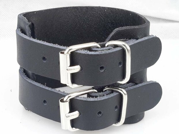 Breites Lederarmband &ndash; Doppelriemen mit Schnallenverschluss, Schwarz oder Braun