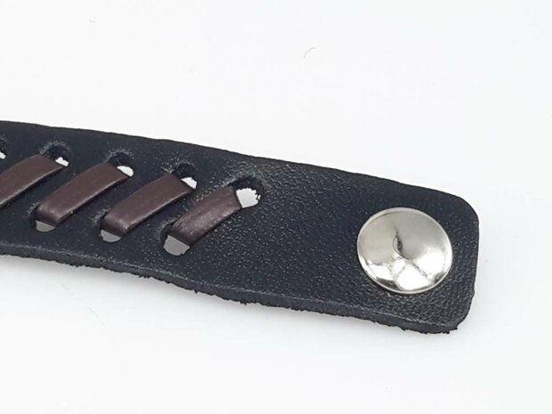Lederarmband braun mit schwarzem Zopfmuster und Druckknopf