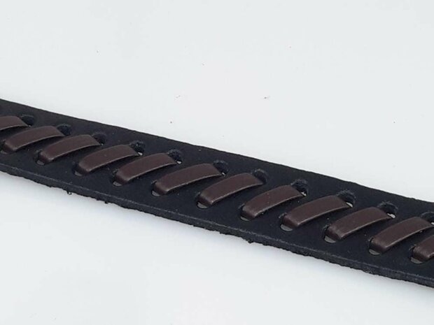 Lederarmband braun mit schwarzem Zopfmuster und Druckknopf