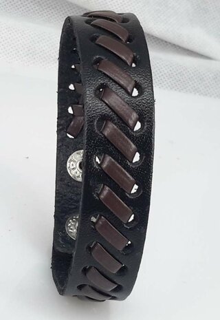 Lederarmband braun mit schwarzem Zopfmuster und Druckknopf