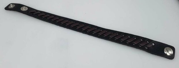 Lederarmband braun mit schwarzem Zopfmuster und Druckknopf