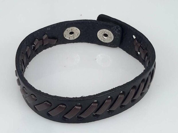 Lederarmband braun mit schwarzem Zopfmuster und Druckknopf