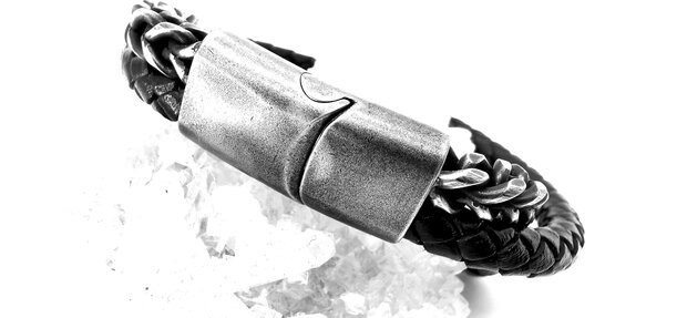 Herrenarmband aus geb&uuml;rstetem Stahl mit doppeltem Gourmet-Glied und Leder in 2 Gr&ouml;&szlig;en.