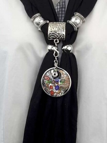 Sjaal met losse muranohanger, bloemetje, goudschilver, zwart-zilver