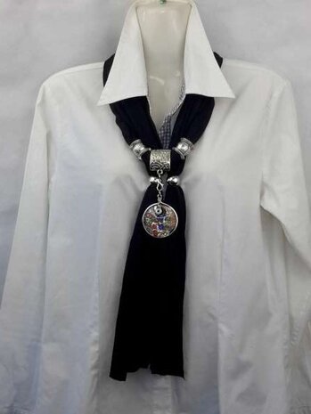 Sjaal met losse muranohanger, bloemetje, goudschilver, zwart-zilver