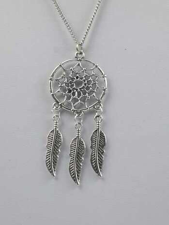 Zilverkleur ketting met Dreamcatcher hanger.